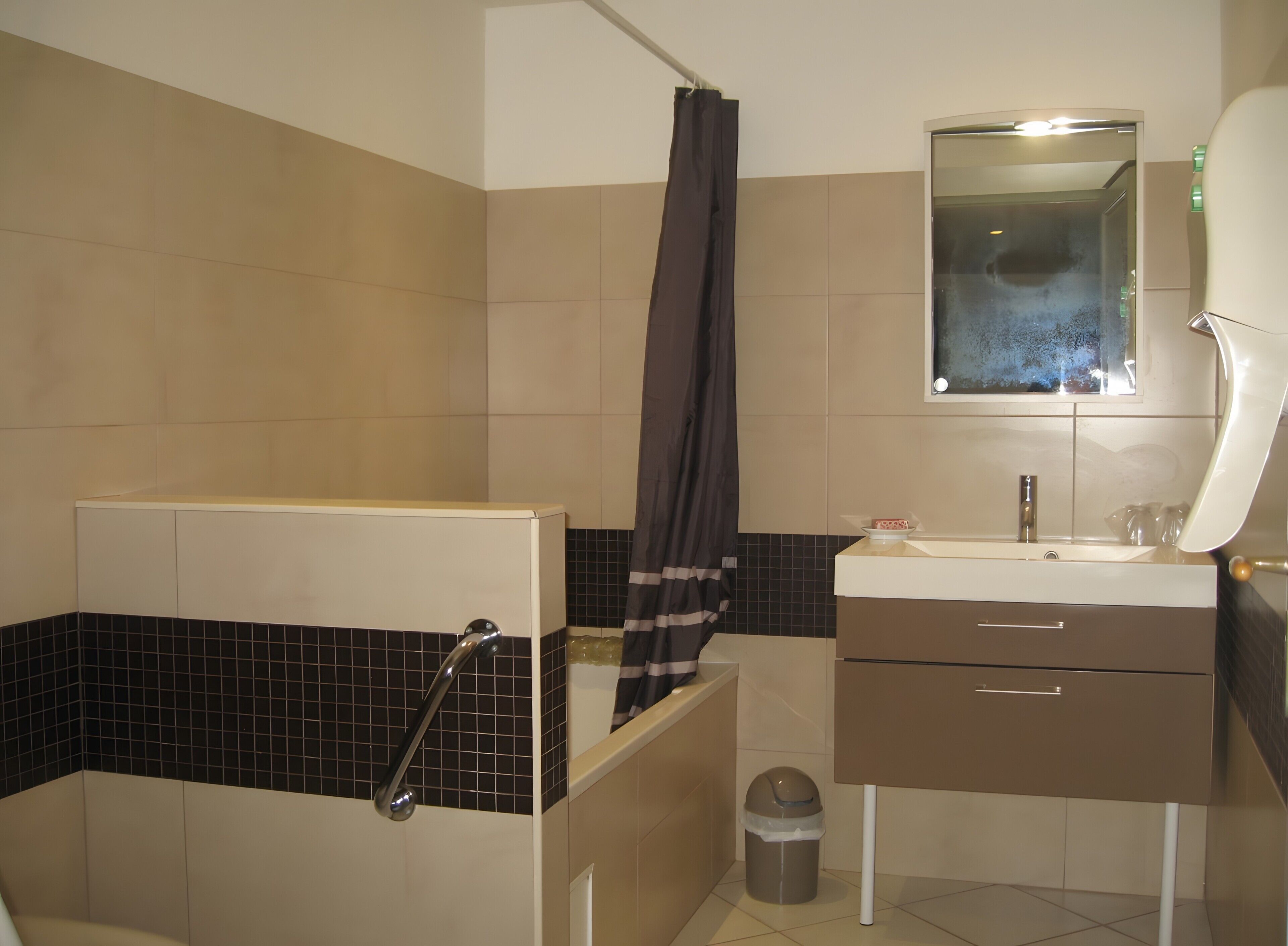 Douche, articles de toilette gratuits, sèche-cheveux