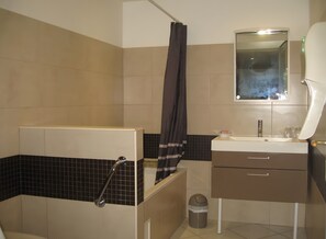 Dusj, toalettartikler (inkludert), hårføner og håndklær