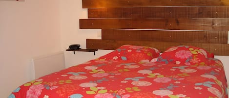 2 chambres, fer et planche à repasser, Wi-Fi, draps fournis