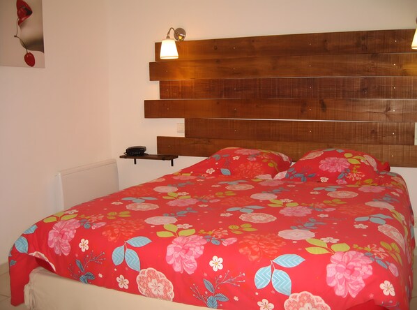 2 chambres, fer et planche à repasser, Wi-Fi, draps fournis