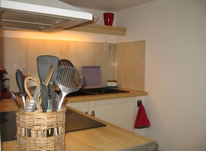 Kühlschrank, Mikrowelle, Herdplatte, Geschirrspüler