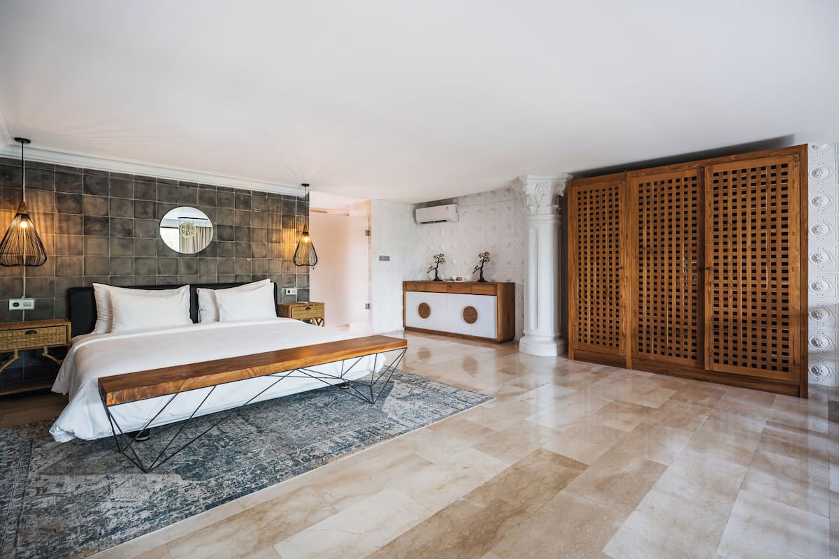 Minibar, caja de seguridad en la habitación y decoración personalizada