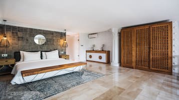 Studio Suite, 1 Tempat Tidur King, balkon, lantai mezzanine | Brankas dan didekorasi berbeda-beda