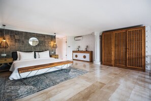 Studio Suite, 1 King Bed, Balcony, Mezzanine | In-room safe, individually decorated, individually furnished - ONYX Park Resort Ubud (Ubud)