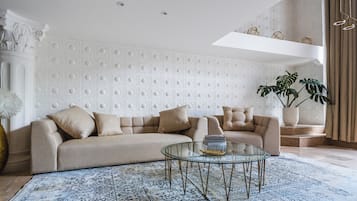 Studio Suite, 1 King Bed, Balcony, Mezzanine