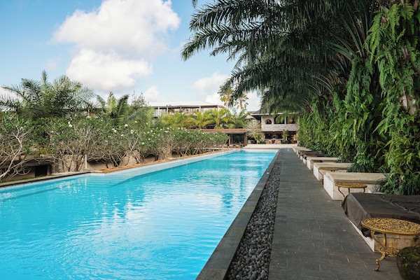 3 piscinas al aire libre, sombrillas, sillones reclinables de piscina