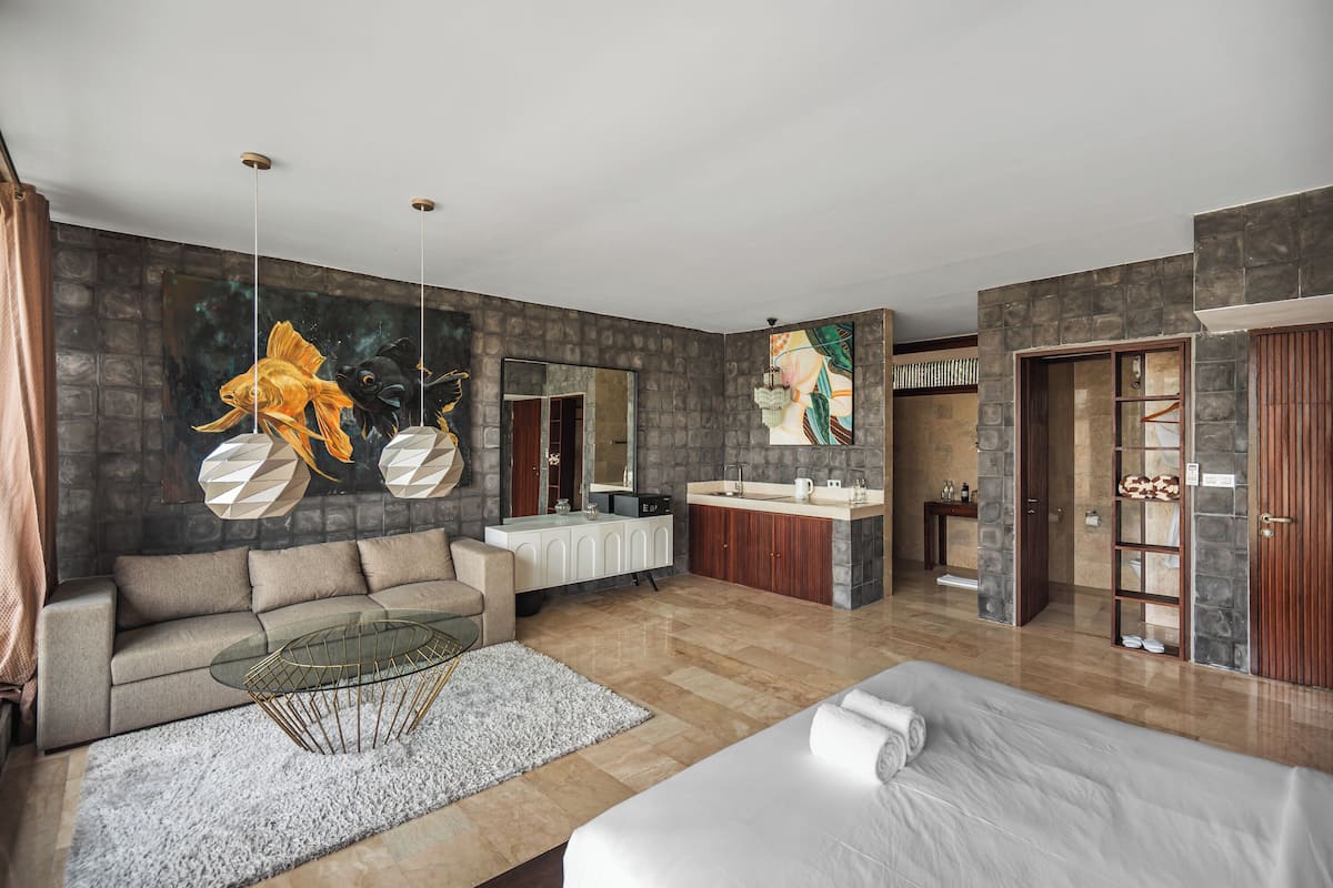 Studio, 1 King Bed, Ensuite | In-room safe, individually decorated, individually furnished