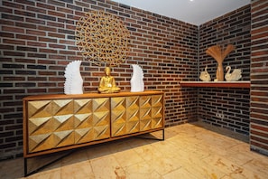 Minibar, caja de seguridad en la habitación y decoración personalizada