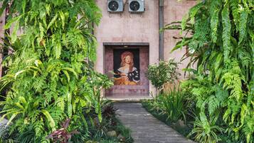 Deluxe Studio Suite, 1 King Bed, Private Pool, Mezzanine | In-room safe, individually decorated, individually furnished