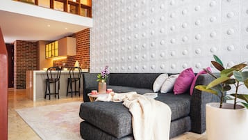 Suite estudio, 1 cama King size, balcón, mezzanine | Minibar, caja de seguridad en la habitación y decoración personalizada