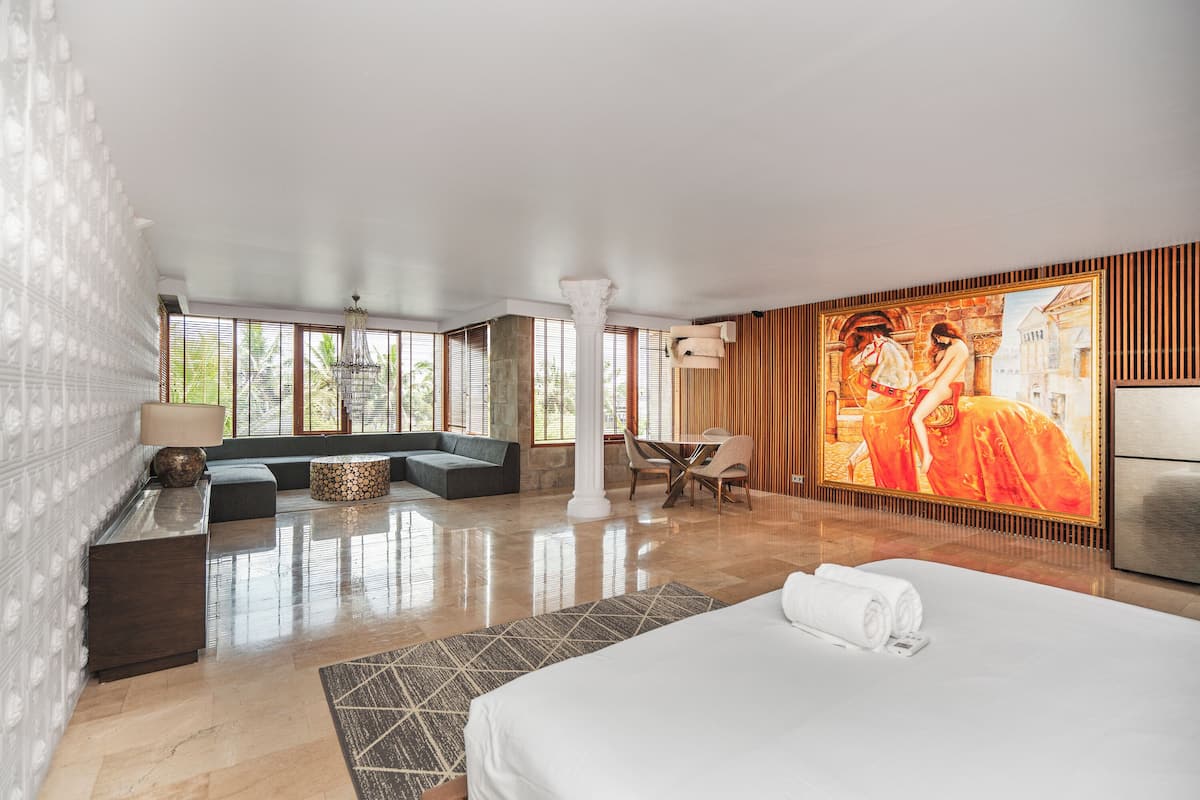 Deluxe Penthouse, 1 King Bed, Kitchen | In-room safe, individually decorated, individually furnished