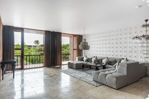 River Penthouse Deluxe 2BR | Pengeskab på værelset, individuelt design, individuel indretning