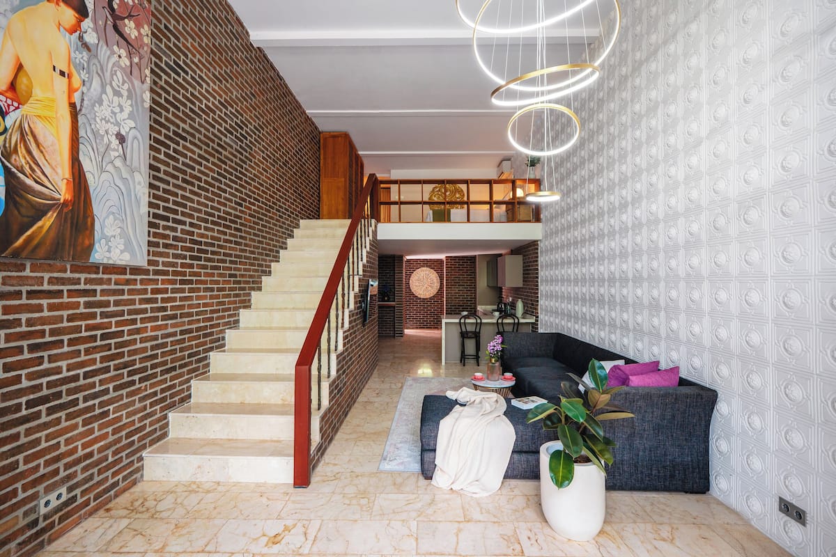 Studio Suite, 1 King Bed, Balcony, Mezzanine | In-room safe, individually decorated, individually furnished