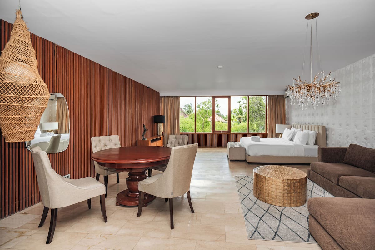 Penthouse, 1 King Bed, Kitchen | In-room safe, individually decorated, individually furnished