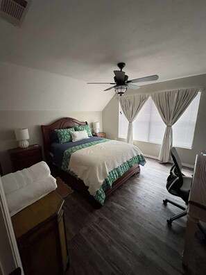 3 室のベッドルーム、アイロン / アイロン台、WiFi (無料)、ベッドシーツ