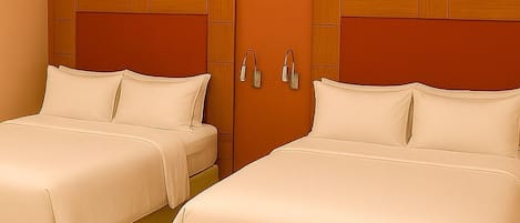 Escritorio, espacio para trabajar con laptop y cortinas blackout