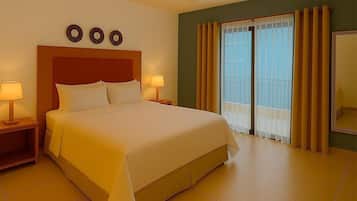 Habitación Deluxe, 1 cama Queen size, para no fumadores, balcón | Escritorio, espacio para trabajar con laptop y cortinas blackout