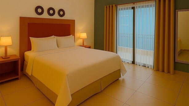 A hotel room with a large bed, two bedside tables with lamps, a ceiling fan, a balcony with curtains, and a large mirror on the wall. - La casa de los Alcatraces  (Cancún)