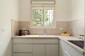 Fridge, microwave, stovetop, coffee/tea maker - German Colony Charming Stay by Sea N' Rent (Haifa)