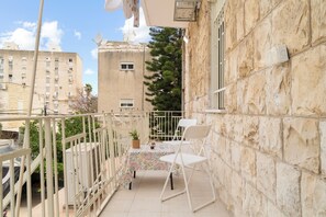 Outdoor dining - German Colony Charming Stay by Sea N' Rent (Haifa)