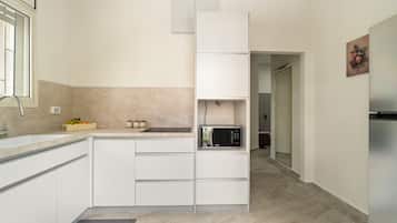 Frigorífic, microones, placa de cuina i cafetera i tetera