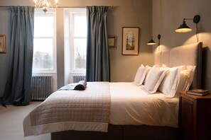 8 bedrooms, free WiFi - Sleeps 18 in 5 king, 1 king with bunk, 1 twin and 1 bunk room (Kincraig)