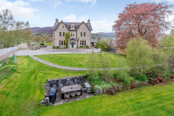 Exterior - Sleeps 18 in 5 king, 1 king with bunk, 1 twin and 1 bunk room (Kincraig)