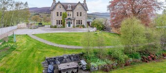 Sleeps 18 in 5 king, 1 king with bunk, 1 twin and 1 bunk room