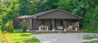 The Trout House, Mountain Retreat | Tellico Plains â Stylish 2BR/2BA Escape for 6 by Design Center D