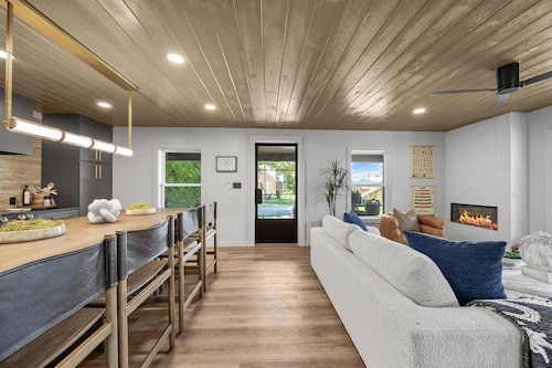 The Trout House, Mountain Retreat | Tellico Plains – Stylish 2BR/2BA Escape for 6 by Design Center D