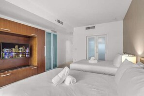 Tabla de planchar con plancha, wifi y ropa de cama 