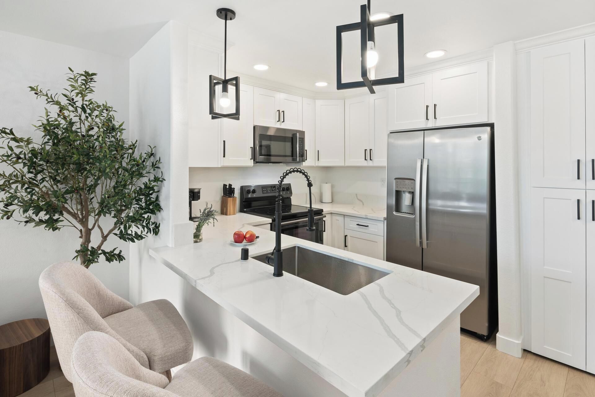 Frigorifero, microonde, forno, piano cottura