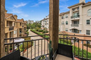 Property grounds - Top-Floor Oasis - Bright, Private, Pool & Gym (San Diego)