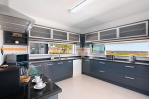 ثلاجة، ميكروويف، فرن، موقد طهي مسطح