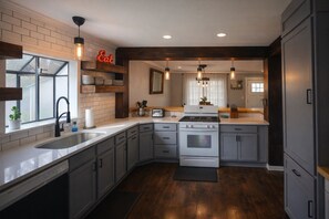 Kjøleskap, mikrobølgeovn, ovn og kokeplater