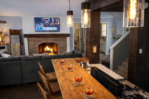 Lake Point 4BR Family Home- Game Room + Fire Pit. 1 Min From Lake Allatoona.