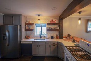 Een koelkast, een microgolfoven, een oven, een kookplaat