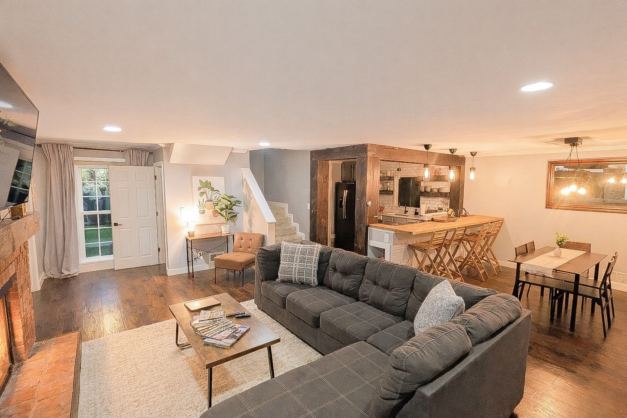 Una Smart TV, un futbolín, una mesa de tenis de mesa, libros