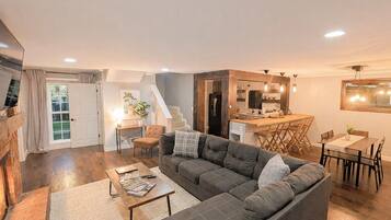 Una Smart TV, un futbolín, una mesa de tenis de mesa, libros