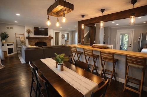 Spacious 4BR Near Lake Allatoona Game Room Fire Pit 2 King Beds