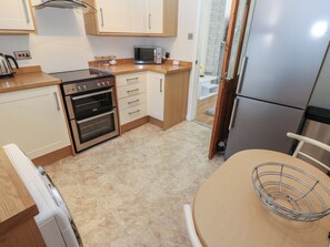 Cookware/dishes/utensils - Lonsdale Street (Workington)