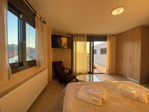 3 bedrooms, iron/ironing board, WiFi, bed sheets - EUPHORIA Pool Villa (Porto Rafti)