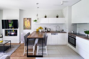 Frigorífico, microondas, horno y placa de cocina