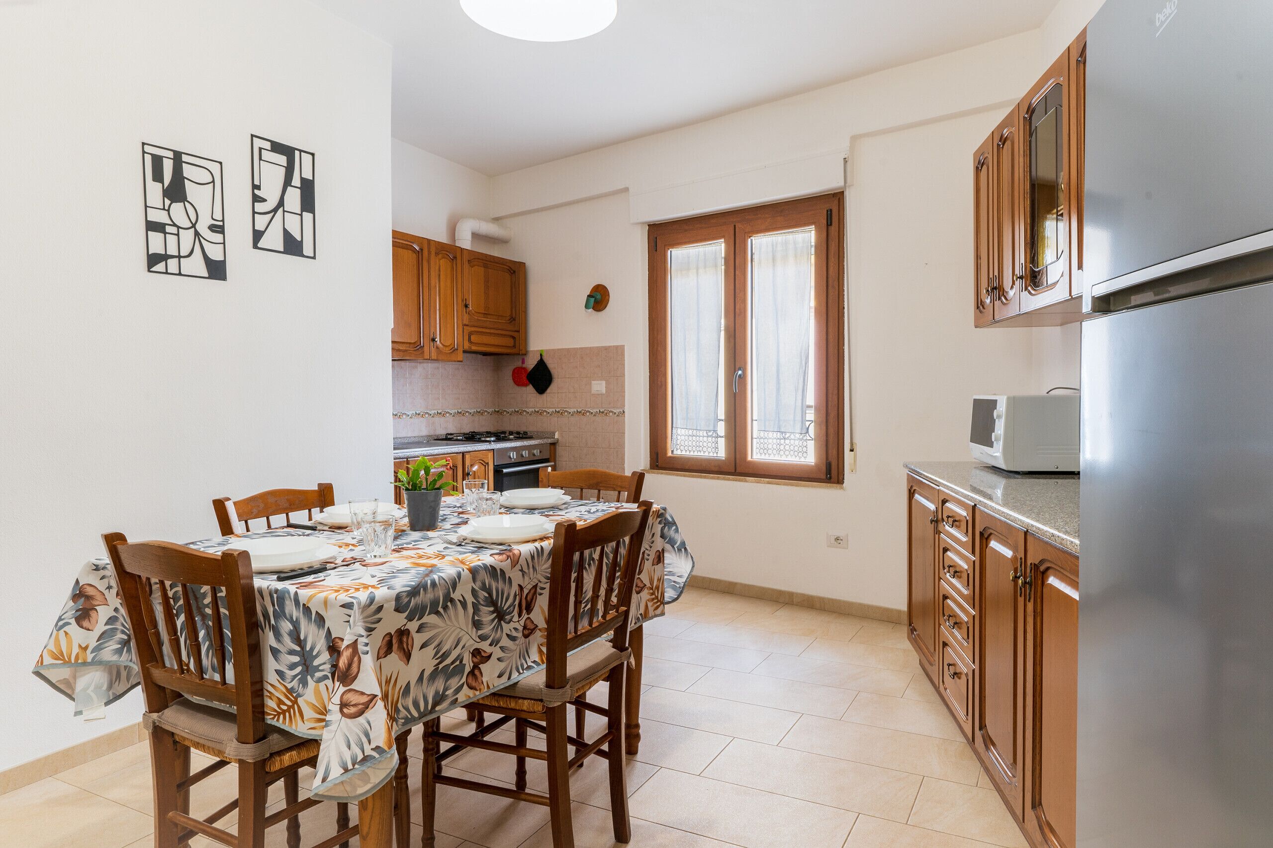 Réfrigérateur, micro-ondes, four, cafetière/bouilloire