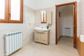 Regadera, secadora de cabello, toallas, shampoo 