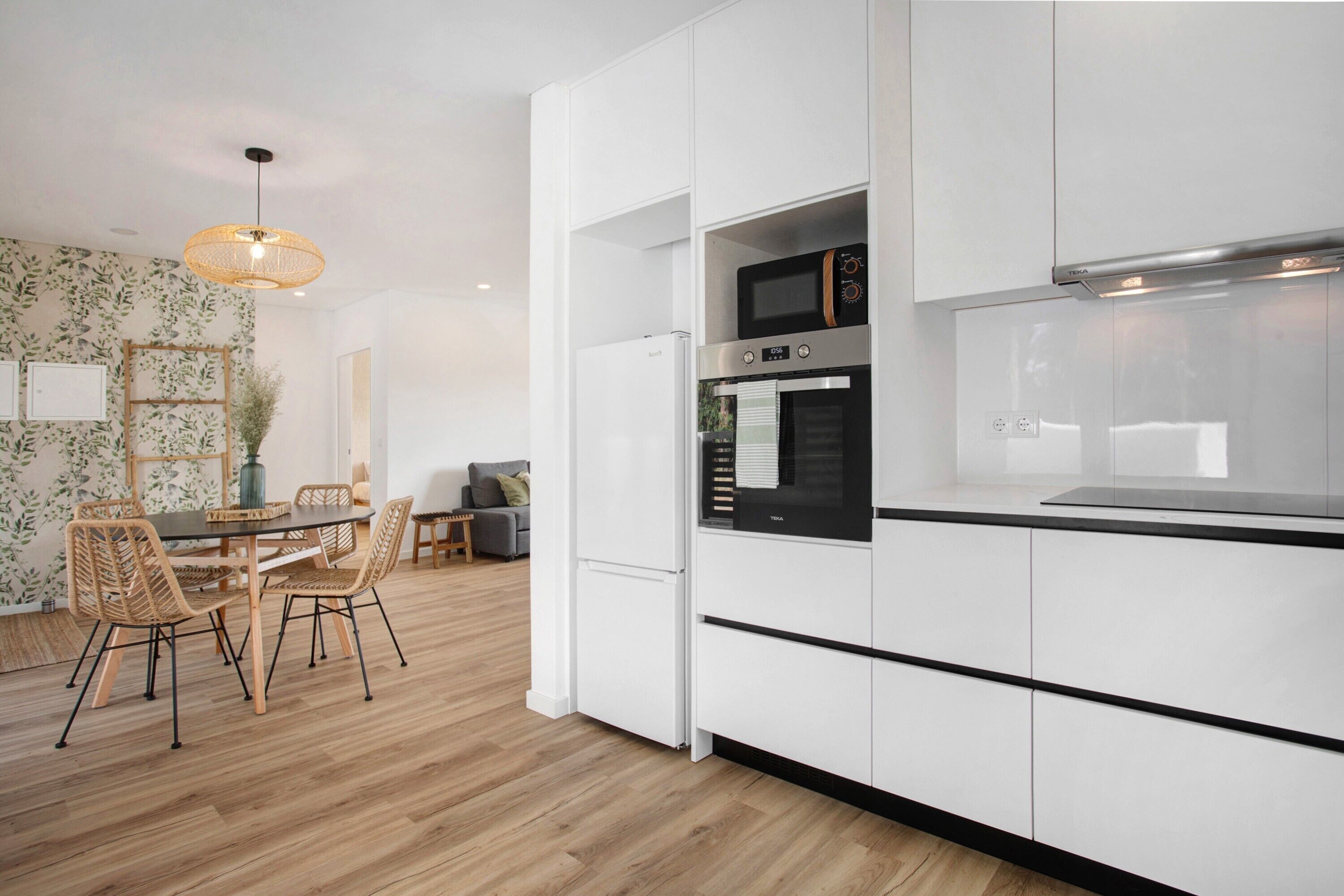 Kühlschrank, Mikrowelle, Ofen, Herdplatte