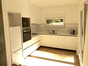 Kühlschrank, Mikrowelle, Ofen, Herdplatte