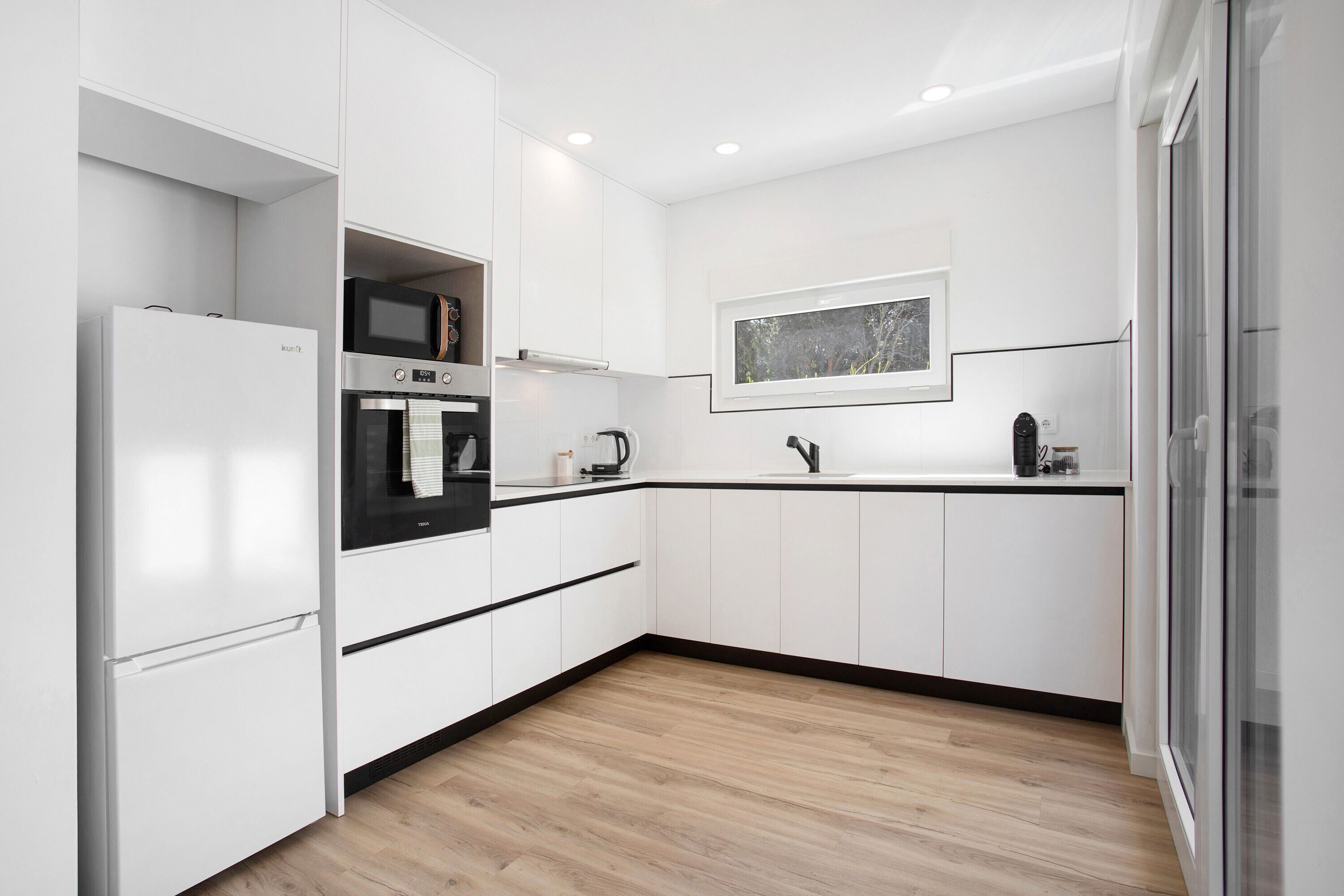 Geladeira, micro-ondas, fogão, cooktop