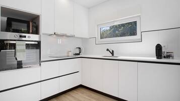 Frigorifero, microonde, forno, piano cottura