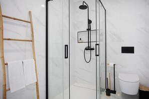 Dusche, Haartrockner, Handtücher